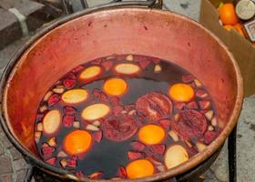 olla de cobre con vino caliente y fruta