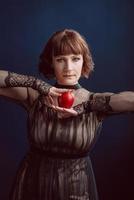 bella mujer bruja con manzana roja venenosa foto
