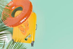 maleta con accesorios de viaje de verano y hojas de palmera foto