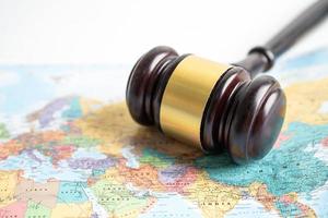 bangkok, tailandia - 1 de diciembre de 2021 asia, mazo para juez abogado en el mapa mundial. concepto de tribunal de justicia y derecho. foto