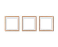 conjunto de 3 maquetas de marcos cuadrados de madera con un borde colgado en la pared. base vacía para imagen o texto. representación 3d foto