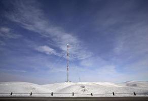 torre de comunicaciones en un día de invierno foto
