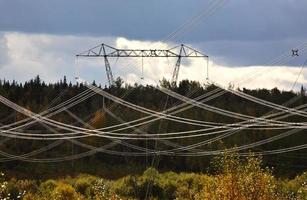 torre de energía hidroeléctrica y líneas en la hermosa columbia británica foto