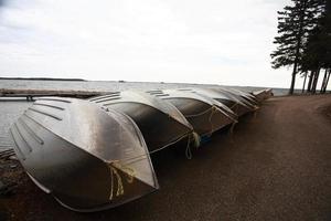 barcos de pesca varados en el aterrizaje del lago herb foto