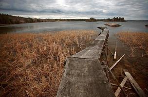 Muelle en ruinas en el lago Reed en el norte de Manitoba foto