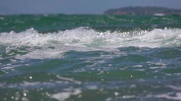 ondas do mar é um vídeo impressionante que exibe imagens de um close-up das ondas do mar na costa em câmera lenta.