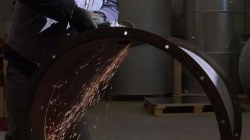 trabalhando com moedor é um vídeo impressionante que exibe imagens em câmera lenta de um homem trabalhando com moedor cortando metal.