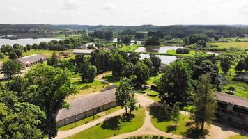 kurtuvenai manor - eine der ältesten villen in litauen. besichtigung des regionalen parks kurtuvenai. video