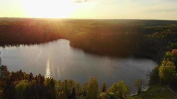 lago geluva en el parque regional kurtuvenai en el distrito de siauliai. lituania turismo y ecología. video