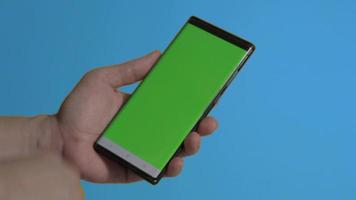 schermo dello smartphone. smart phone isolato su sfondo colorato. video