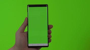 schermo dello smartphone. smart phone isolato su sfondo colorato. video