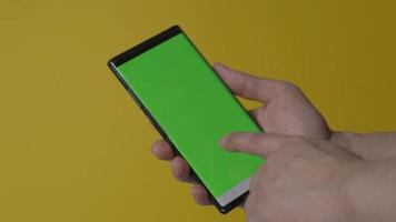 smartphonescherm. slimme telefoon geïsoleerd op een achtergrond in kleur. video