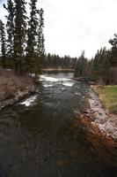 río que fluye rápidamente entre dos lagos del norte de manitoba foto