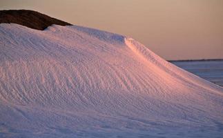 Low lighting on pattern snow cover photo