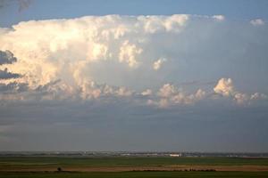 nubes tormentosas formándose sobre la ciudad de saskatchewan foto