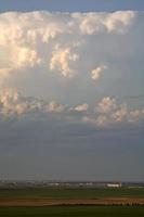 nubes tormentosas formándose sobre la ciudad de saskatchewan foto