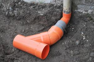 tuberías de plástico para aguas residuales subterráneas foto