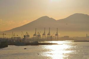 grúas en el puerto de nápoles foto