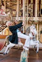 retrato de una anciana con su hija pasando un buen rato juntos en el parque de atracciones. se acabó el encierro, la familia, las relaciones, el cuidado, la vida después de la vacunación, divertirse con el concepto familiar foto