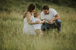 familia joven divirtiéndose al aire libre en el campo foto