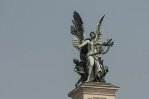 Genio de la escultura de bronce con alas en el techo de la ópera de lvov