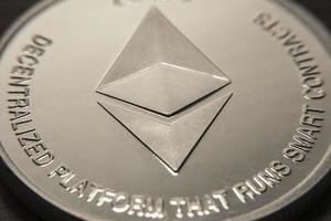 cerrar ethereum. moneda criptográfica ethereum. ethereum en gráficos de intercambio foto