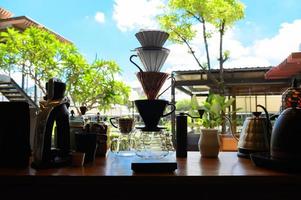 barista experimentando con nuevos sabores de café de goteo apilando el gotero como una torre. foto