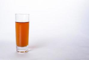 vaso de whisky y brandy aislado en un fondo blanco foto