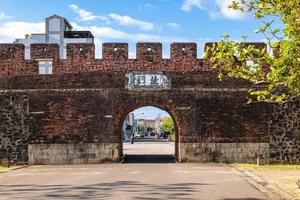 puerta norte de la ciudad vieja de hengchun en la ciudad de pingtung en taiwán foto