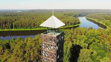 panoramización cinematográfica vista panorámica aérea famosa torre mirador de observación en birstonas en lituania video