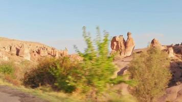 punto de vista de la ventana conduciendo en capadocia al aire libre al amanecer con el fondo de las chimeneas de hadas del valle de devrent. concepto de viajes y turismo en turquía video