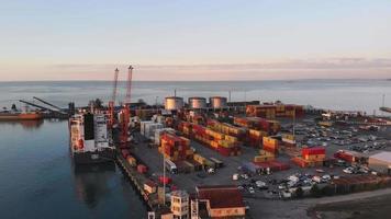 batumi, georgië, 2021 - stijgend luchtfoto vrachtschip in de zeehaven van batumi aangemeerd met veel geladen containers. zeevervoer in de Kaukasus van de Zwarte Zee video