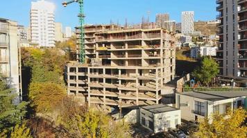 costruzione di una casa in aumento con vista aerea in fase di sviluppo nella periferia della grande capitale tbilisi, georgia. moderno concetto di sviluppo immobiliare video