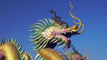 dragon chinois avec ciel bleu video