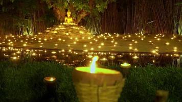 visakha bucha dag, kaarsen in religieuze ceremonie, chiang mai thailand. video