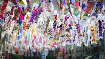 coloridas serpentinas de carpa en kawagoe, saitama japón video