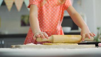 bambina che stende un impasto per fare i biscotti di pasqua video