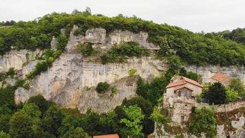 incline hacia abajo la vista aérea del pilar katskhi con las ruinas de la iglesia y el monasterio ortodoxo en la parte superior con un panorama panorámico. hitos turísticos concepto de georgia. video