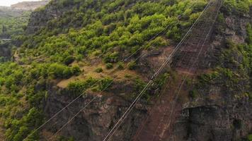 vista de seguimiento aéreo balde vacío del teleférico sobre la carretera en el área minera en chiatura. contenedor de transporte. puesta de sol sobre grúas industriales y teleférico. transporte y la industria minera video