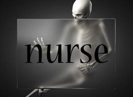 enfermera palabra sobre vidrio y esqueleto foto