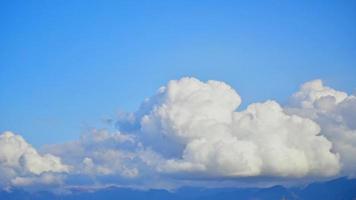 vista de lapso de tempo estático grande angular cumulus inchado estourar cloudscape timelapse de baixo sobre montanhas copie o fundo do espaço
