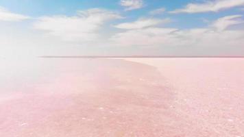 vue aérienne en hausse gros plan sur le lac salé de tuz rose en turquie. paysage panoramique de tuz golu en anatolie centrale video