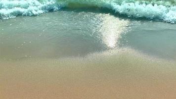 ondas na praia com mar azul video