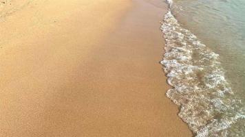 ondas suaves na praia com areia creme video