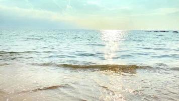 vagues douces sur la plage avec le ciel video