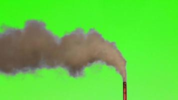 contaminación del aire por el humo de una planta industrial en pantalla verde. video