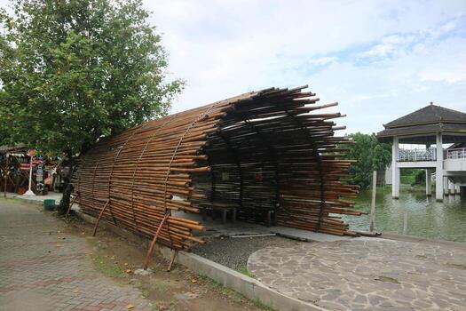 un túnel único hecho de estructuras de bambú foto