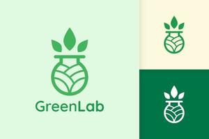 logotipo de laboratorio verde con forma de hoja para ciencia o química vector