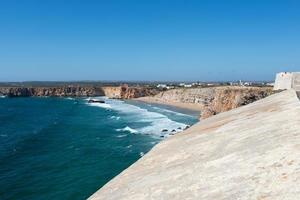 vista aérea de la playa de sagres. día soleado de verano. Portugal foto