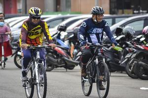 Bekasi, West Java, Indonesia, March 5th 2022. People exercising bicycles in city park on saturday